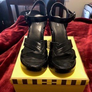 Women's Black Crocodile Padded 1" Platform Sandal 8.5 M